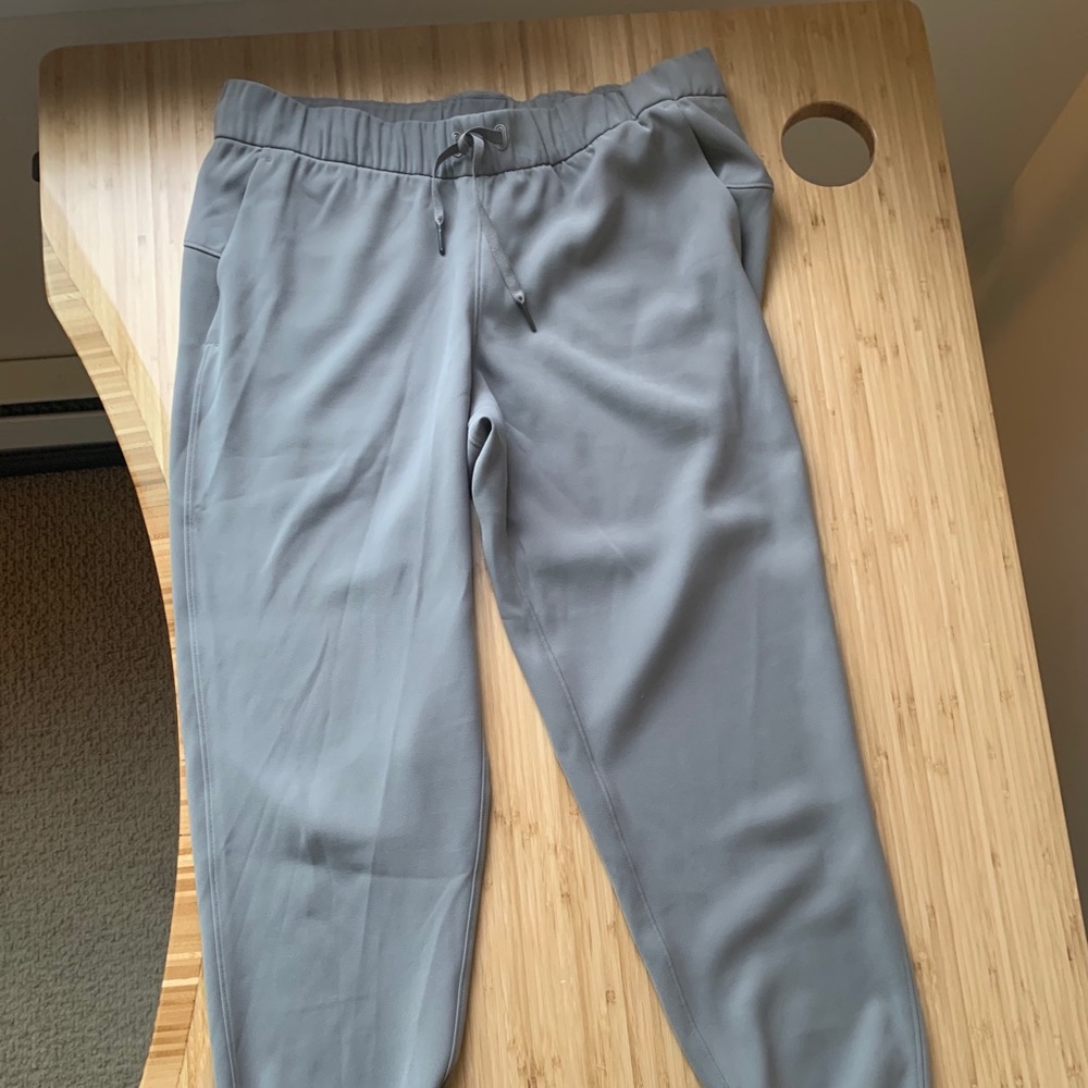 On the Fly Joggers 28” Woven in Grey Sage